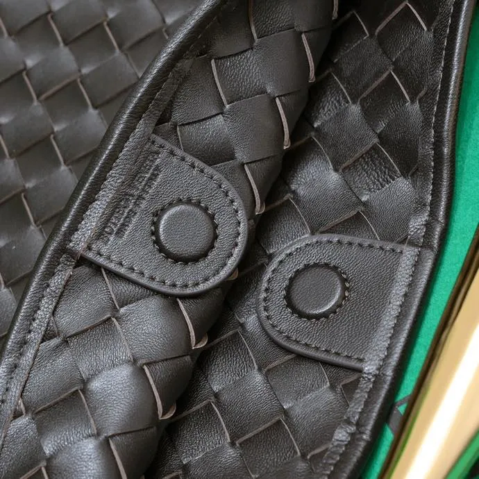 Original leather, batch 2060, the old-money style BV Sardine large size has been shipped🔥 Nowadays, many fashionable, rich and tasteful Jimei people are carrying the same bag invariably. It’s Bottega Veneta Sardine! Because this BV Sardine bag is so beautiful and high-end! The arc-shaped intrecciato woven bag body, paired with metal sardine handles, looks like a work of art, allowing people to ponder and appreciate it. Currently Sardine has launched three sizes for everyone to choose from. This is the largest size🉑️hand-held🉑️armpit🉑️single shoulder🉑️crossbody. It is a very high-quality and relatively niche treasure model. It will be very special when you carry it when you go out. It allows you to have the freedom of carrying a bag. Sisters go crazy. Style number: 7468-1# Size: 39*31*12cm